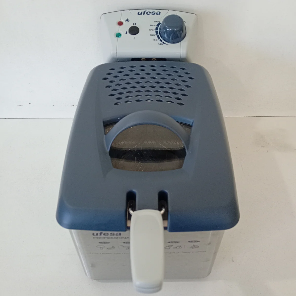 Foto 2 de Fritadora Marca Ufesa De 2lts Modelo Fr1215 Nuevo Sin Uso Acc Con CanastillaTapa De Plastico
