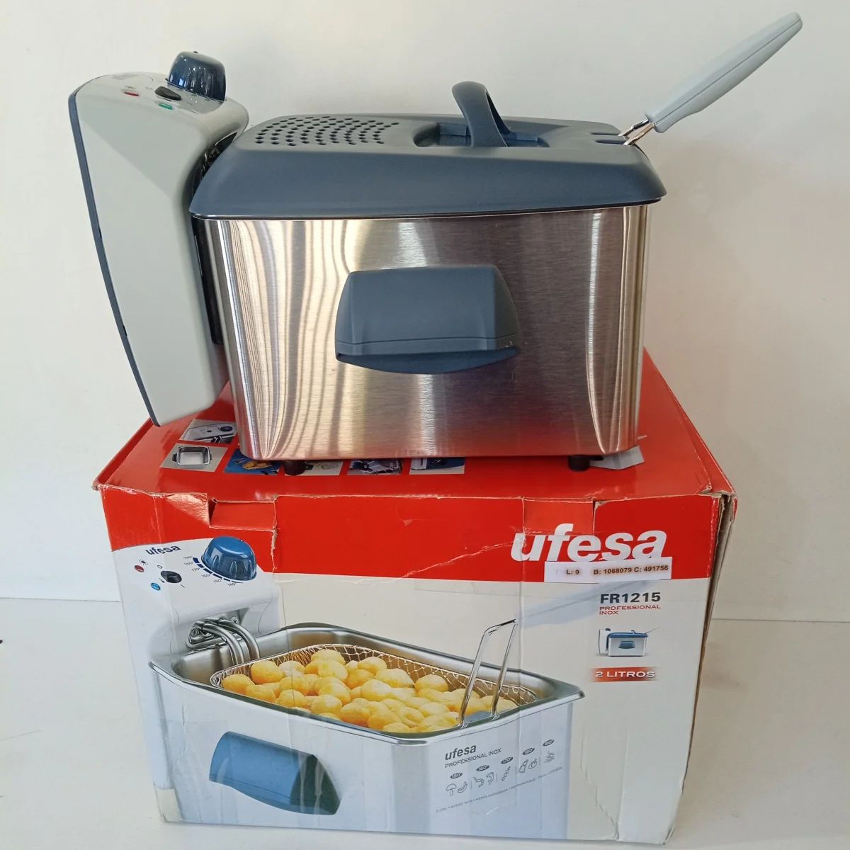 Foto 3 de Fritadora Marca Ufesa De 2lts Modelo Fr1215 Nuevo Sin Uso Acc Con CanastillaTapa De Plastico