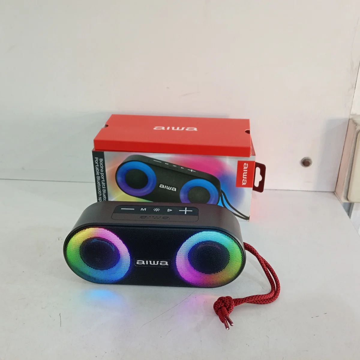 Speaker Potencia Watts 20 Marca Aiwa Sin Control Modelo Awsj215 Usado En Buen Estado Con Caja Acc Cable Usb Cable AuxRadio Luces Led Manual Cintas Cologante Color Rojo