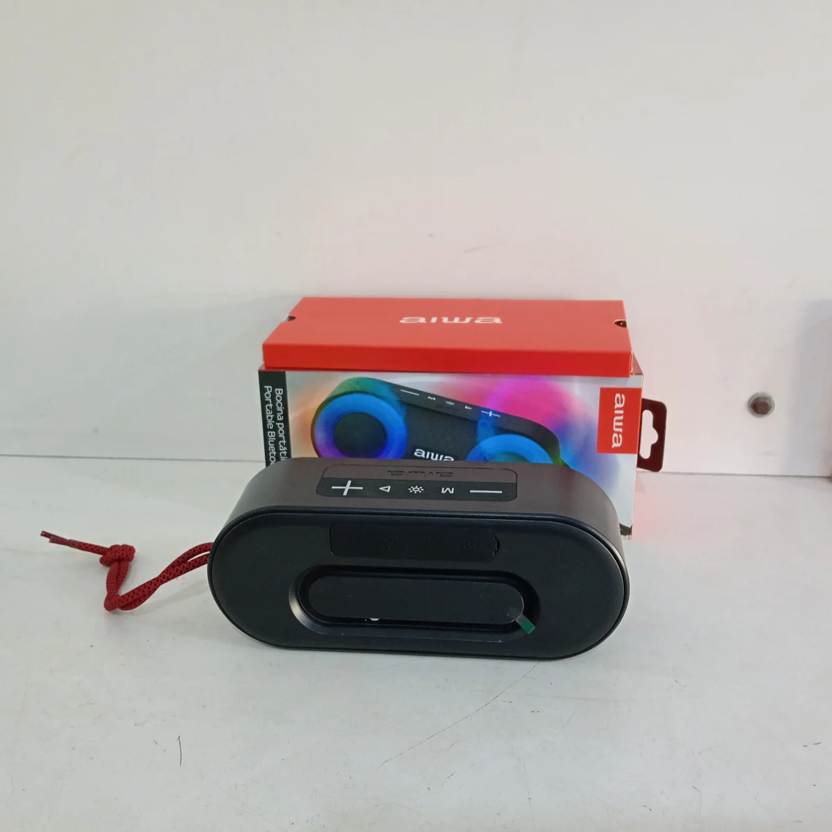 Foto 2 de Speaker Potencia Watts 20 Marca Aiwa Sin Control Modelo Awsj215 Usado En Buen Estado Con Caja Acc Cable Usb Cable AuxRadio Luces Led Manual Cintas Cologante Color Rojo
