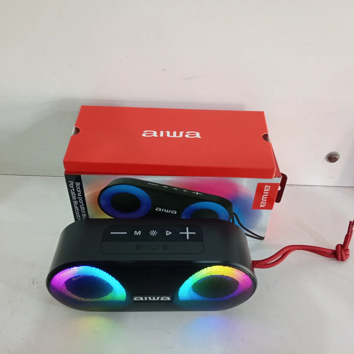 Foto 3 de Speaker Potencia Watts 20 Marca Aiwa Sin Control Modelo Awsj215 Usado En Buen Estado Con Caja Acc Cable Usb Cable AuxRadio Luces Led Manual Cintas Cologante Color Rojo