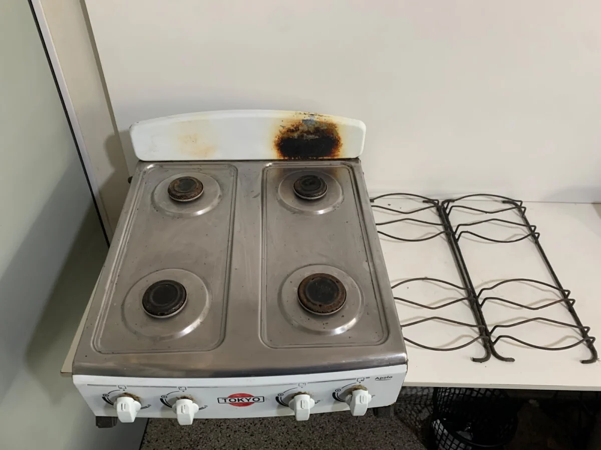Foto 2 de Cocina A Gas Marca Tokyo Modelo Apolo 4 Bocas Con Respaldo Usado Con Desgaste Acc Cuatro Quemadores Una Manguera Con Su Regulador
