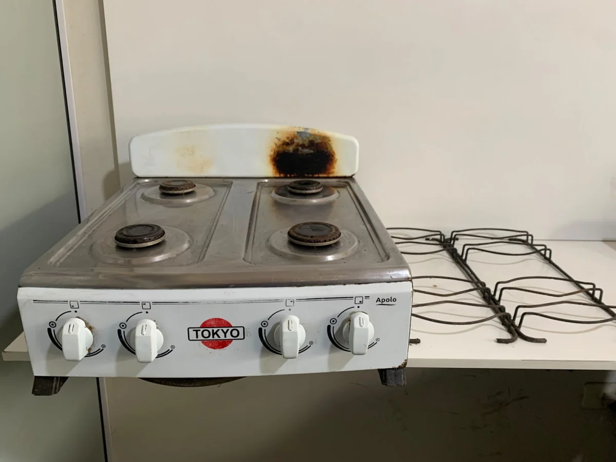 Foto 3 de Cocina A Gas Marca Tokyo Modelo Apolo 4 Bocas Con Respaldo Usado Con Desgaste Acc Cuatro Quemadores Una Manguera Con Su Regulador