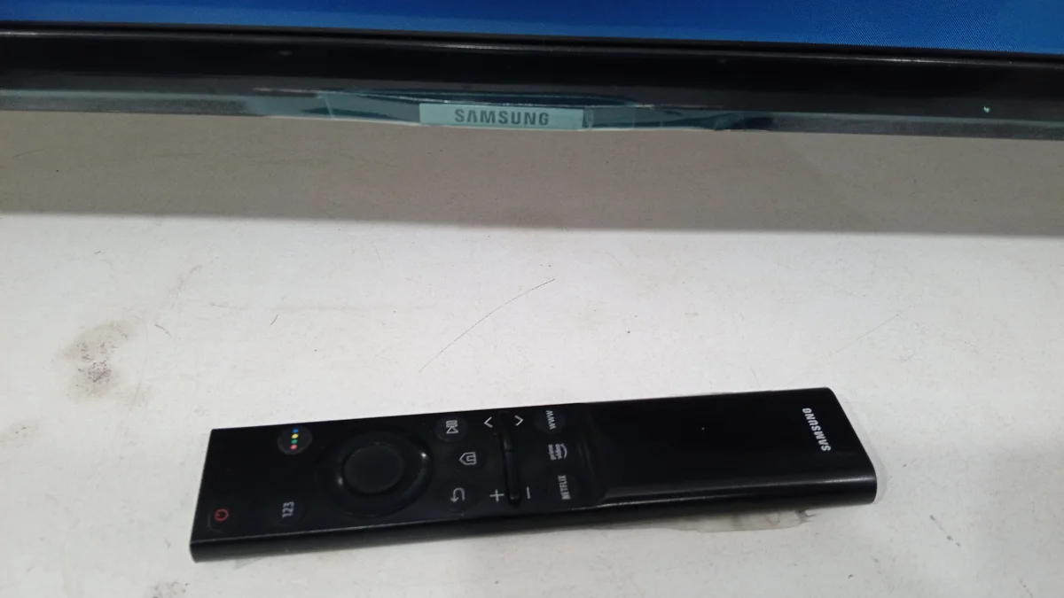 Foto 2 de Televisor Led Smart De 50 '' Marca Samsung Modelo Un50au7090g Con Control Usado En Buen Estado Acc C/Patitas