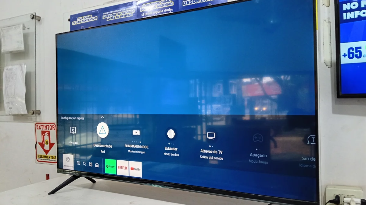 Foto 3 de Televisor Led Smart De 50 '' Marca Samsung Modelo Un50au7090g Con Control Usado En Buen Estado Acc C/Patitas