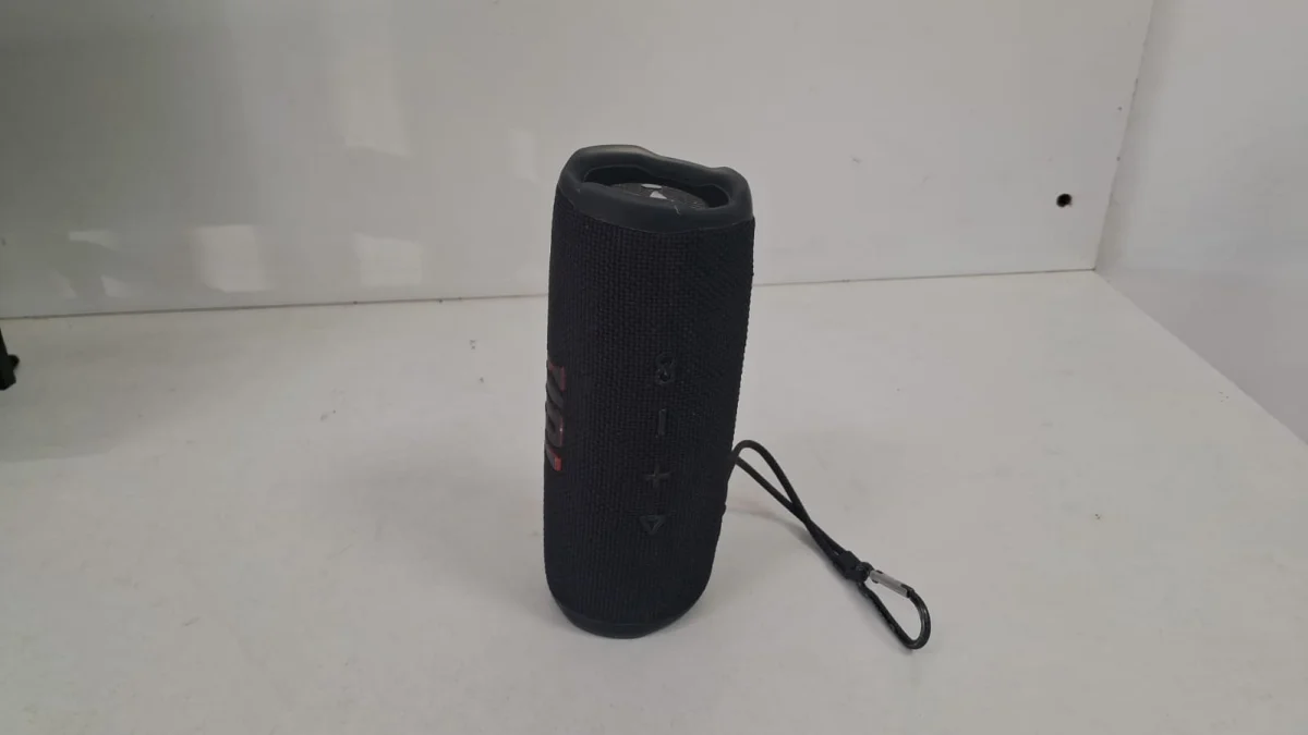 Foto 2 de Speaker Potencia Watts 2 Marca Jbl Sin Control Modelo Flip 6 Usado En Buen Estado Sin Caja Acc Bt