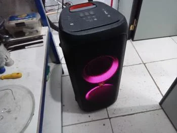 Foto 2 de Speaker Potencia Watts No Tiene Marca Jbl Sin Control Modelo Party Box310 Usado En Buen Estado Sin Caja Acc Cable Cragador