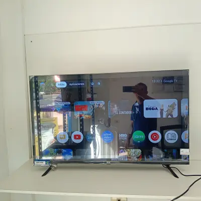 Televisor Led Smart De 43 '' Marca Jam Modelo Gtm-Ultra Con Control Usado En Buen Estado Acc Patita De Pedestal Cable Power