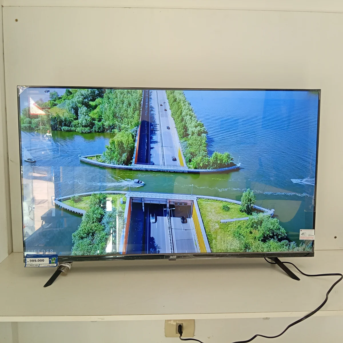 Foto 2 de Televisor Led Smart De 43 '' Marca Jam Modelo Gtm-Ultra Con Control Usado En Buen Estado Acc Patita De Pedestal Cable Power