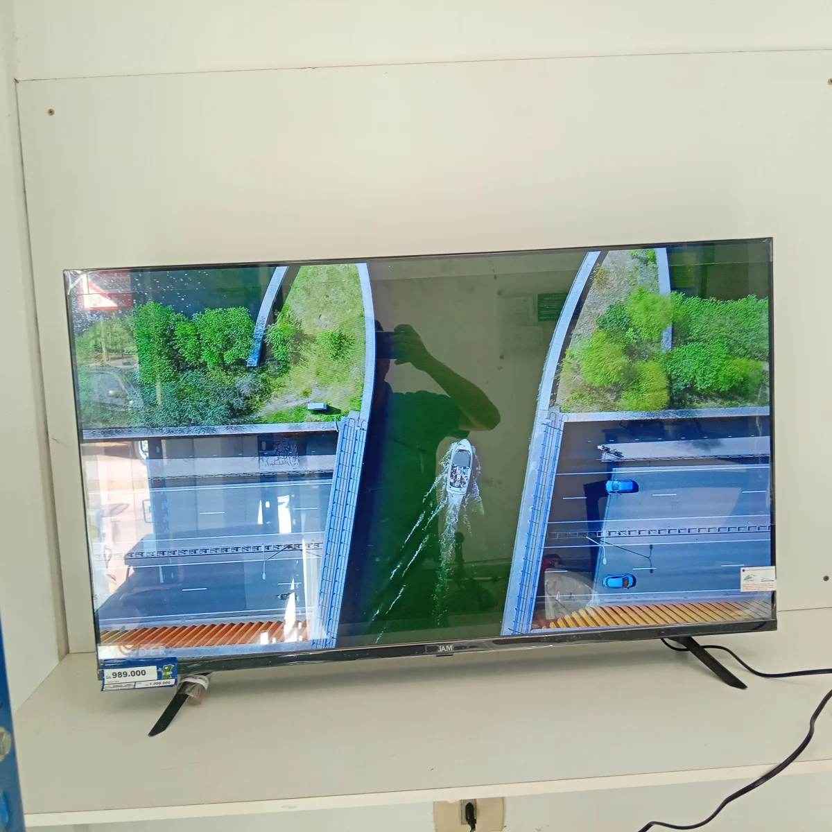 Foto 3 de Televisor Led Smart De 43 '' Marca Jam Modelo Gtm-Ultra Con Control Usado En Buen Estado Acc Patita De Pedestal Cable Power