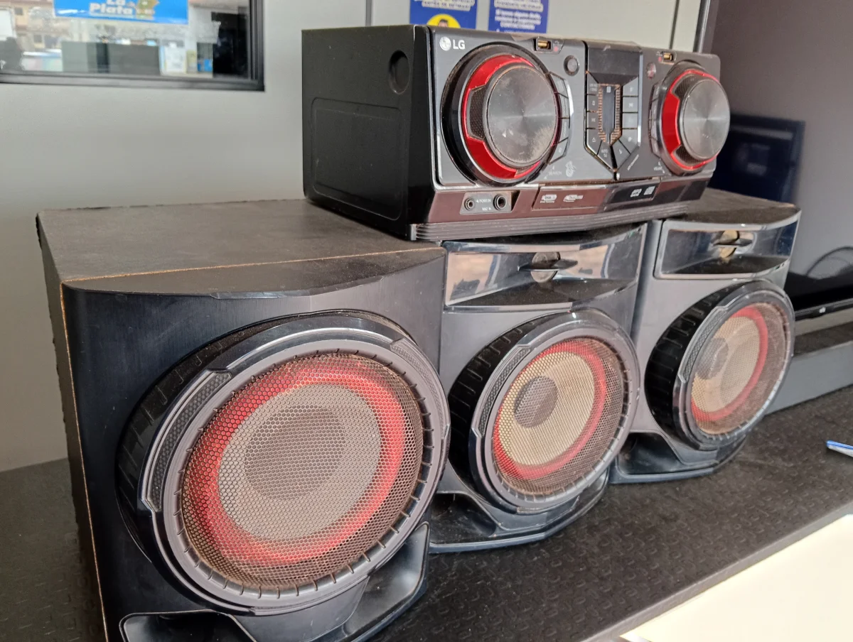 Equipo De Sonido Marca Lg Con Control Modelo Cj45 Usado Con Desgaste Acc 2 Parlantes 1 Woofer