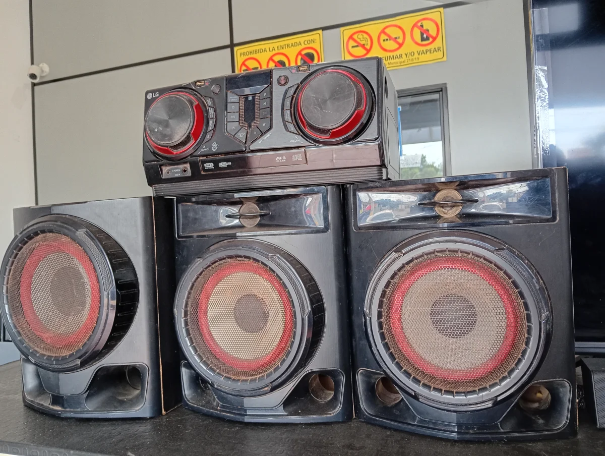 Foto 2 de Equipo De Sonido Marca Lg Con Control Modelo Cj45 Usado Con Desgaste Acc 2 Parlantes 1 Woofer