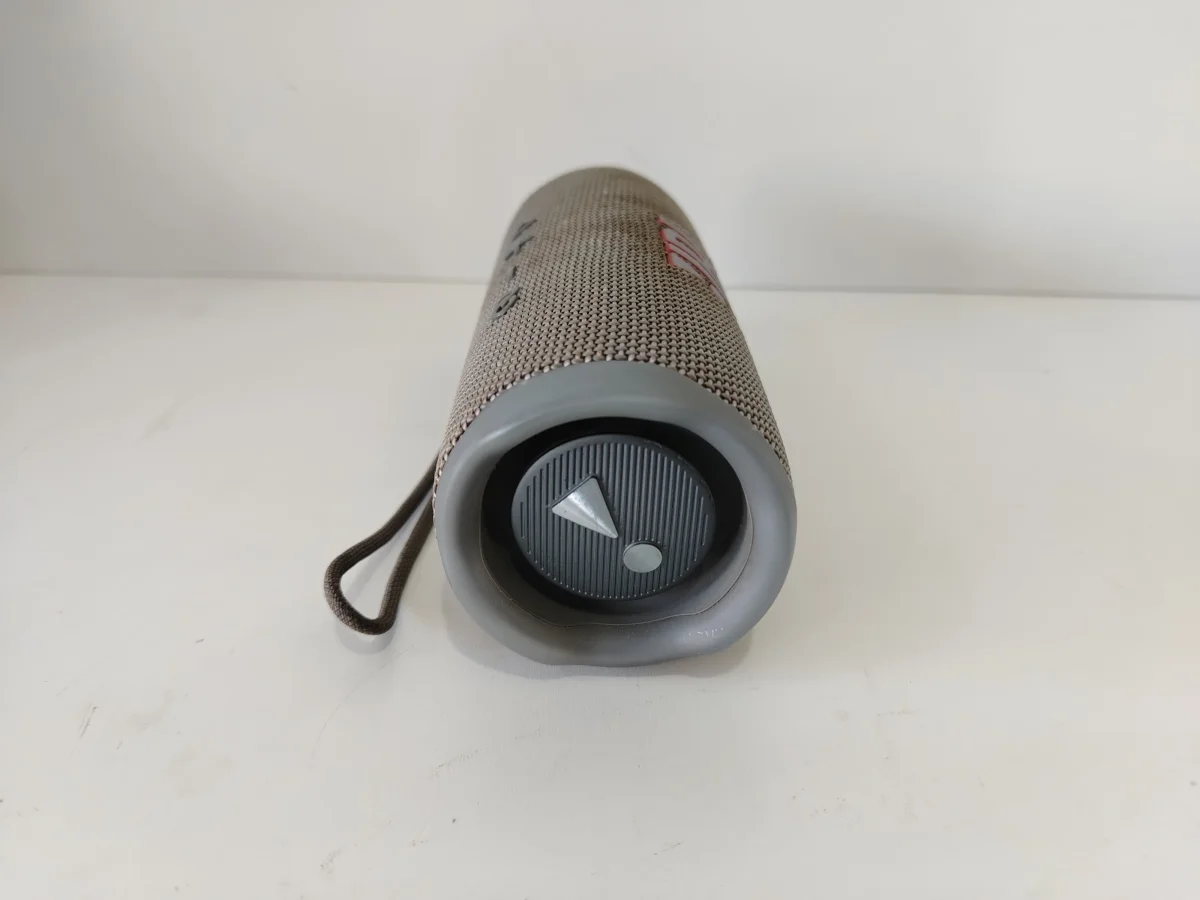 Foto 2 de Speaker Potencia Watts No Tiene Marca Jbl Sin Control Modelo Flip 6 Usado En Buen Estado Sin Caja Acc Correa