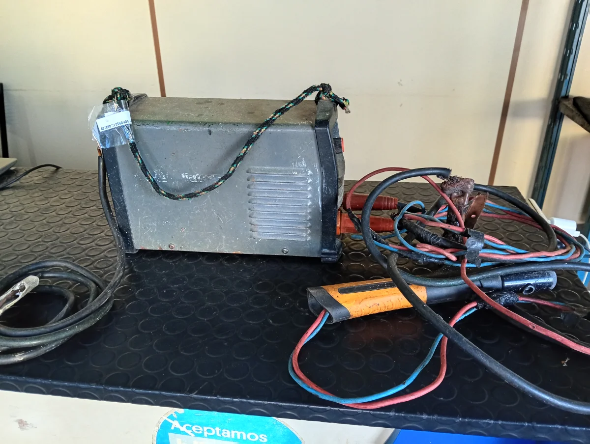 Soldador Marca Gladiator Modelo Ie6200/8/220 Usado Con Desgaste Acc Par De Pinzas