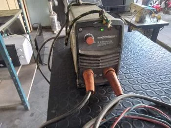 Foto 2 de Soldador Marca Gladiator Modelo Ie6200/8/220 Usado Con Desgaste Acc Par De Pinzas