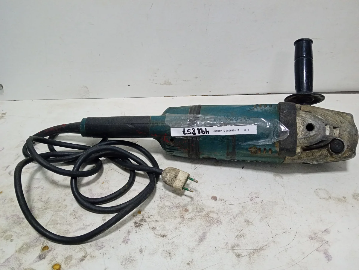 Foto 2 de Pulidora Marca Makita Modelo No Se Distingue Tamaño Grande Usado Con Desgaste Acc Manija