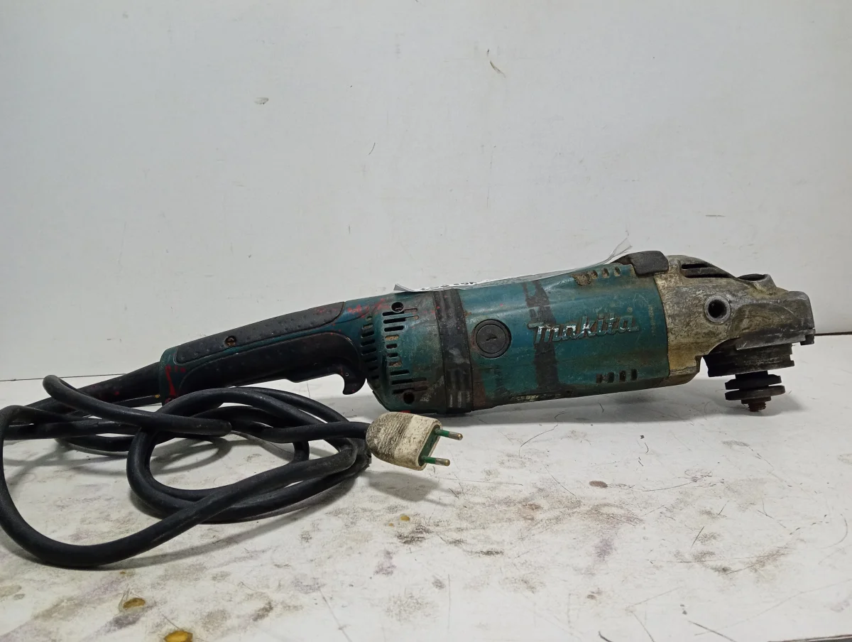Foto 3 de Pulidora Marca Makita Modelo No Se Distingue Tamaño Grande Usado Con Desgaste Acc Manija