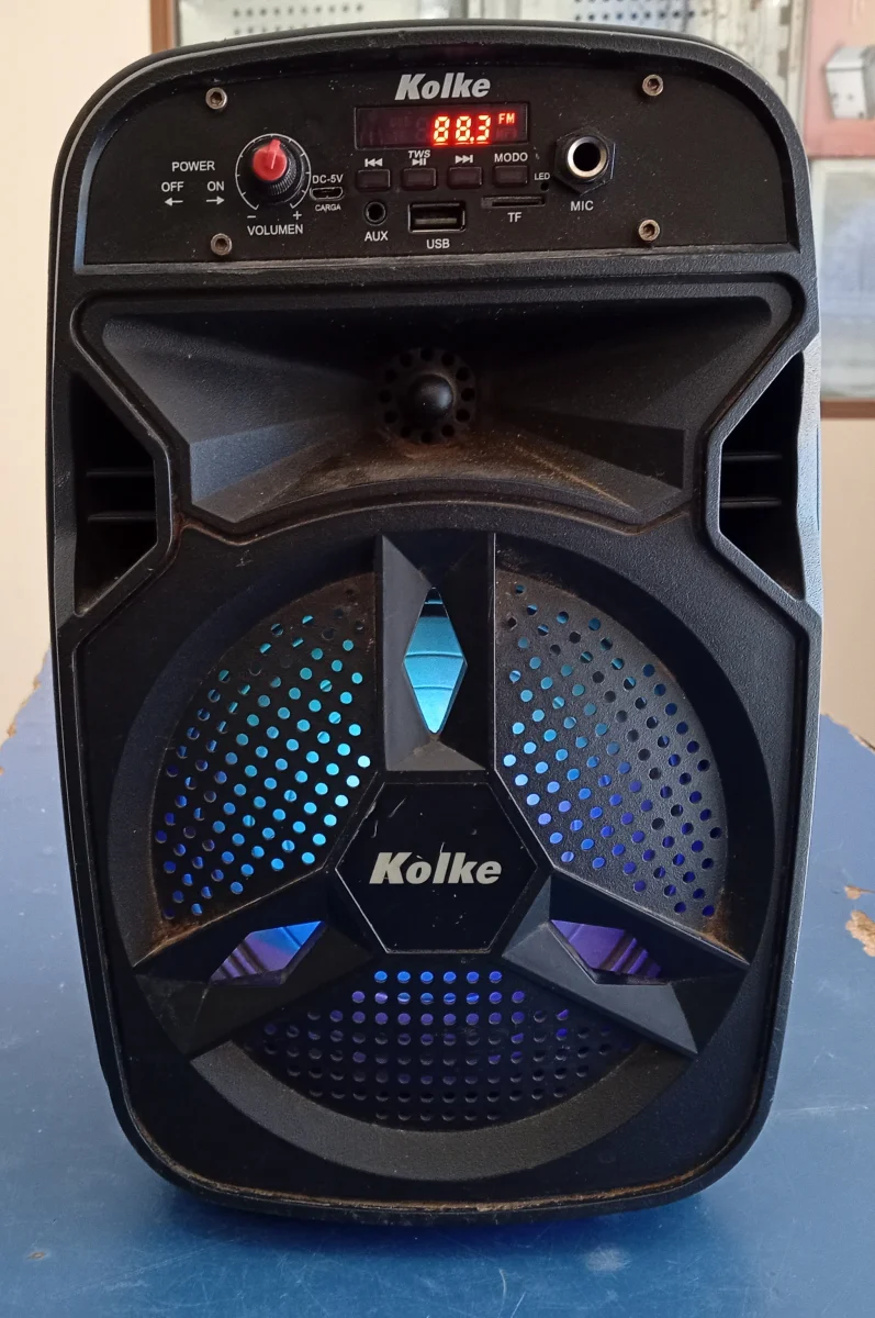 Parlante Portatil Marca Kolke Modelo Kpb-433 Usado En Buen Estado Con No Tiene Acc Usb Bt Fm Luces
