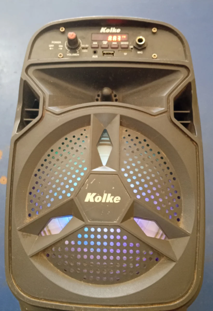 Foto 2 de Parlante Portatil Marca Kolke Modelo Kpb-433 Usado En Buen Estado Con No Tiene Acc Usb Bt Fm Luces