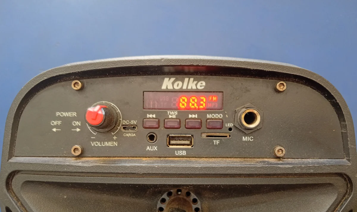 Foto 3 de Parlante Portatil Marca Kolke Modelo Kpb-433 Usado En Buen Estado Con No Tiene Acc Usb Bt Fm Luces