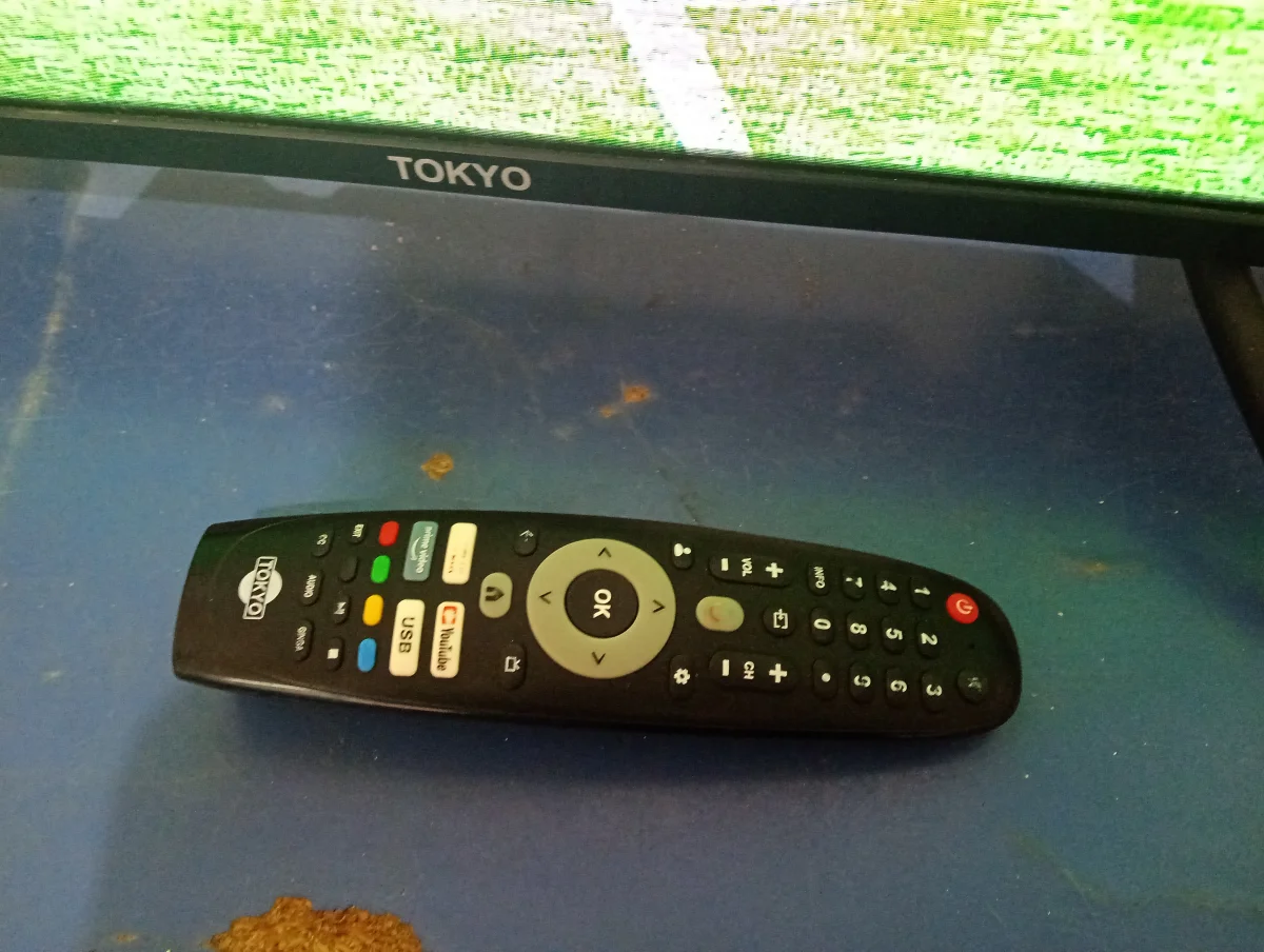 Foto 3 de Televisor Led Smart De 43 '' Marca Tokyo Modelo Tvtokff43gtv Con Control Usado En Buen Estado Acc Patitas