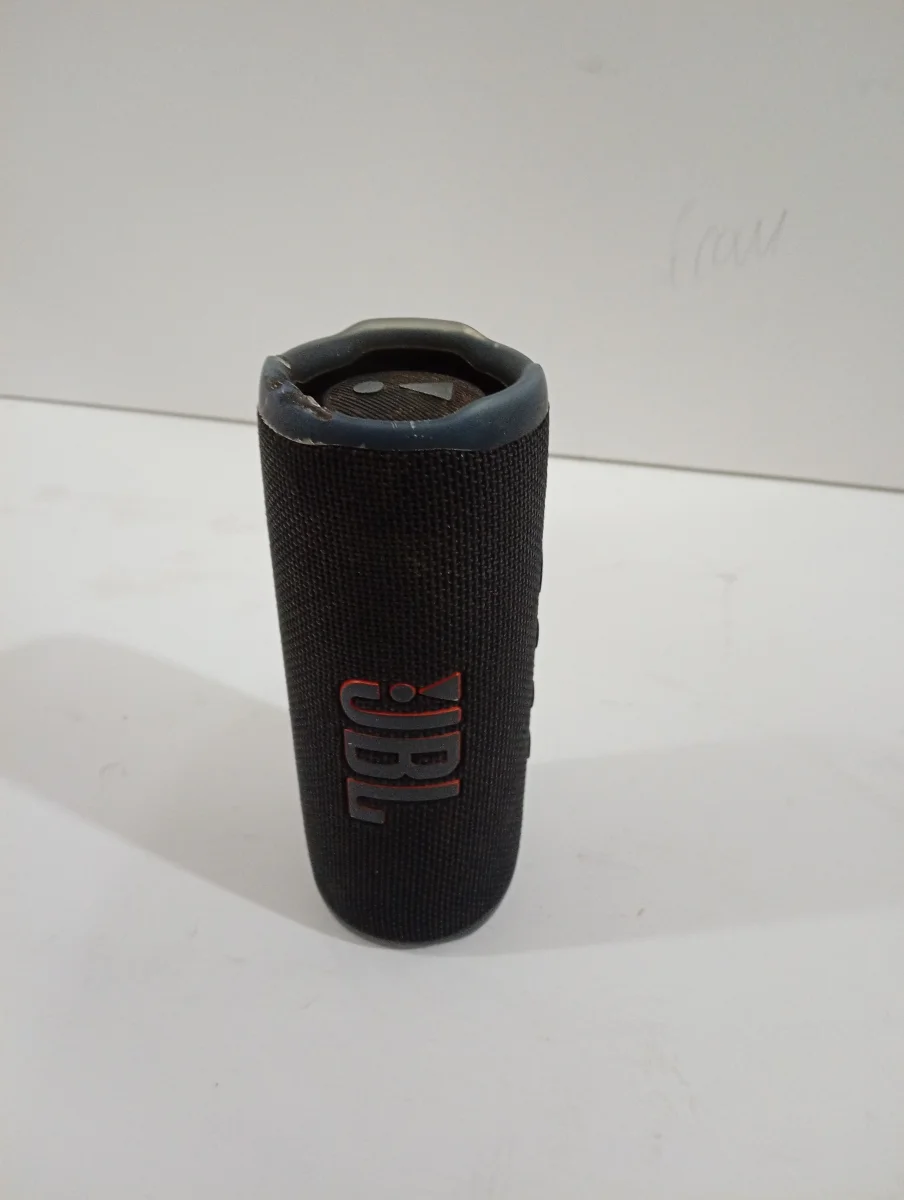 Foto 2 de Speaker Potencia Watts No Tiene Marca Jbl Sin Control Modelo Flip 6 Usado En Buen Estado Sin Caja Acc Sucio Y Rasoado Por Los Costado