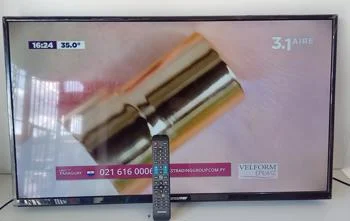 Foto 2 de Televisor Led Smart De 43 '' Marca Cosumer Modelo Led Tv043 Con Control Usado En Buen Estado Acc Patitas No Aseguradas