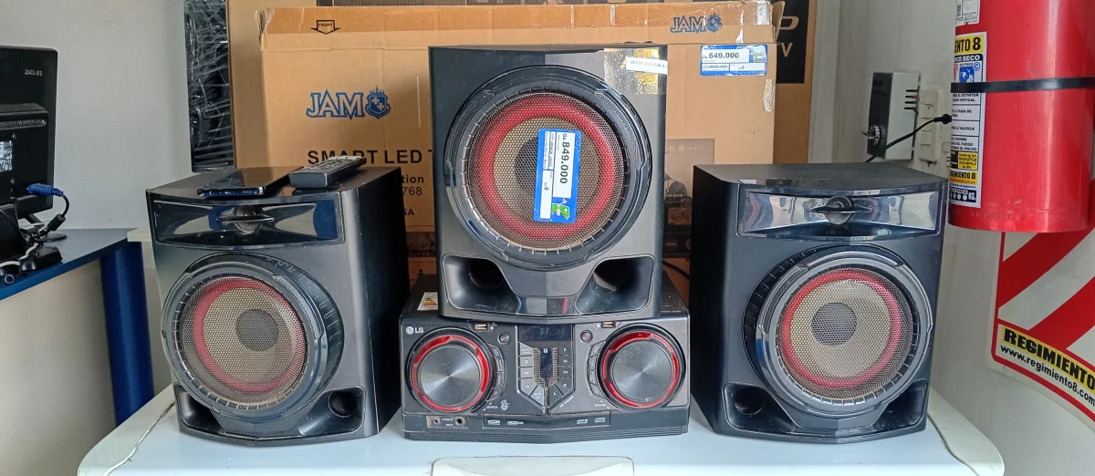 Equipo De Sonido Marca Lg Con Control Modelo Cj45 Usado En Buen Estado Acc Con 1 Woofer 2 Parlantes CdBluetooh Entrada Usb