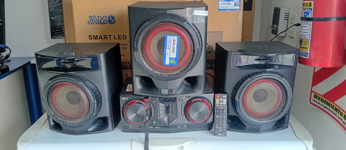 Foto 2 de Equipo De Sonido Marca Lg Con Control Modelo Cj45 Usado En Buen Estado Acc Con 1 Woofer 2 Parlantes CdBluetooh Entrada Usb