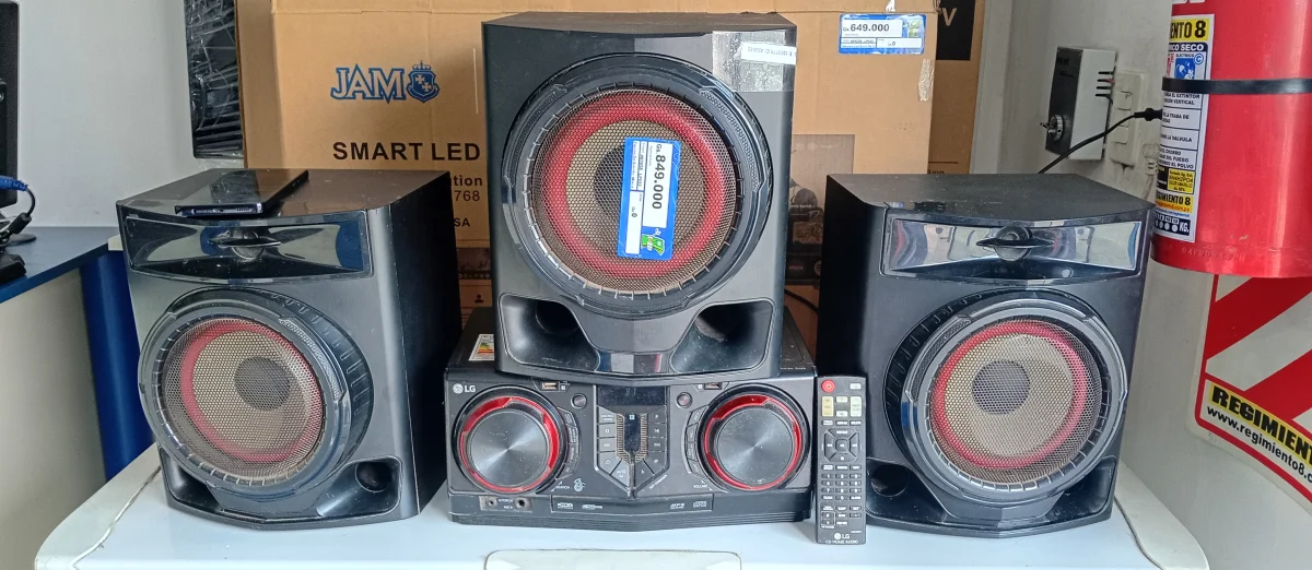 Foto 3 de Equipo De Sonido Marca Lg Con Control Modelo Cj45 Usado En Buen Estado Acc Con 1 Woofer 2 Parlantes CdBluetooh Entrada Usb