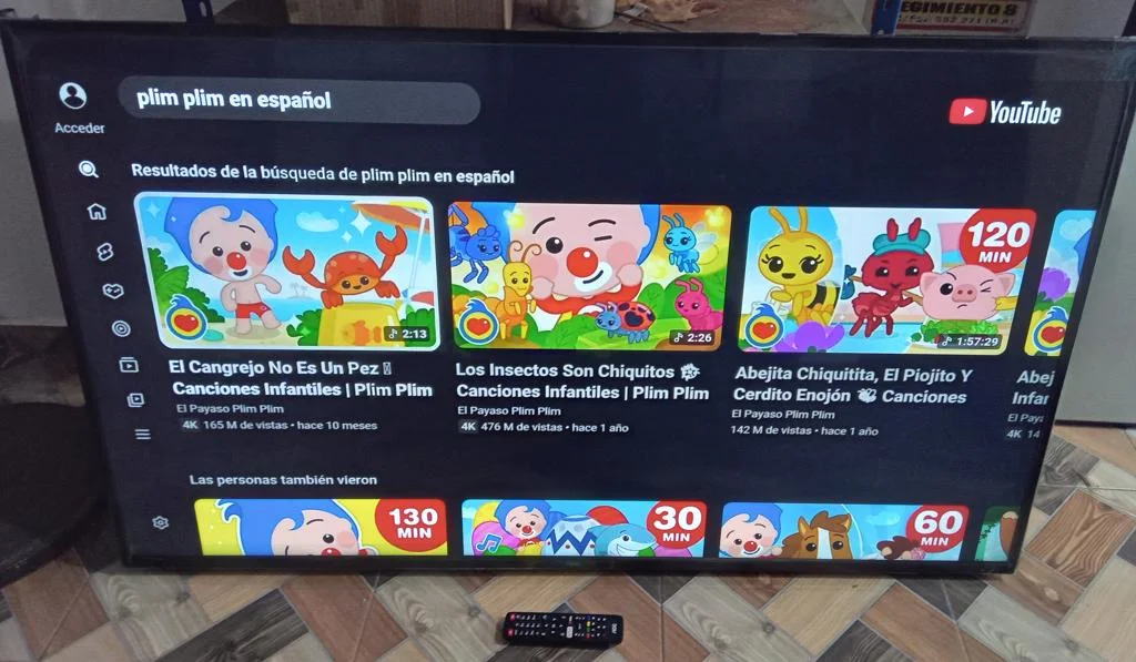 Televisor Led Smart De 65 '' Marca Aoc Modelo 65u6285 Con Control Usado En Buen Estado Acc 2 Patitas