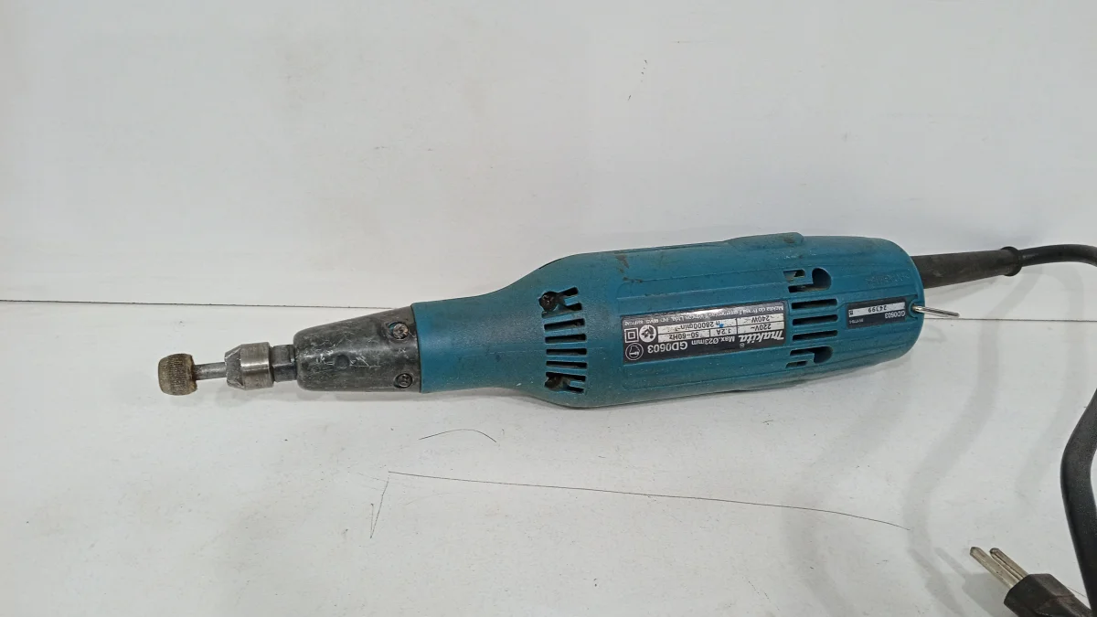 Foto 2 de Rectificadora Manual Marca Makita. Modelo Gd0603 Acc 1accesorio