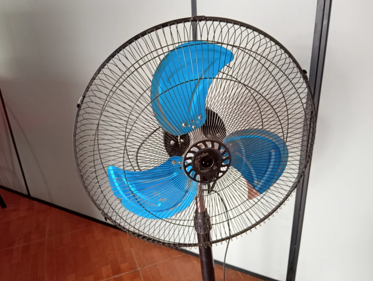Foto 2 de Ventilador 3 Velocidades Marca Cet Modelo No Tiene Usado Con Desgaste Acc No Tiene