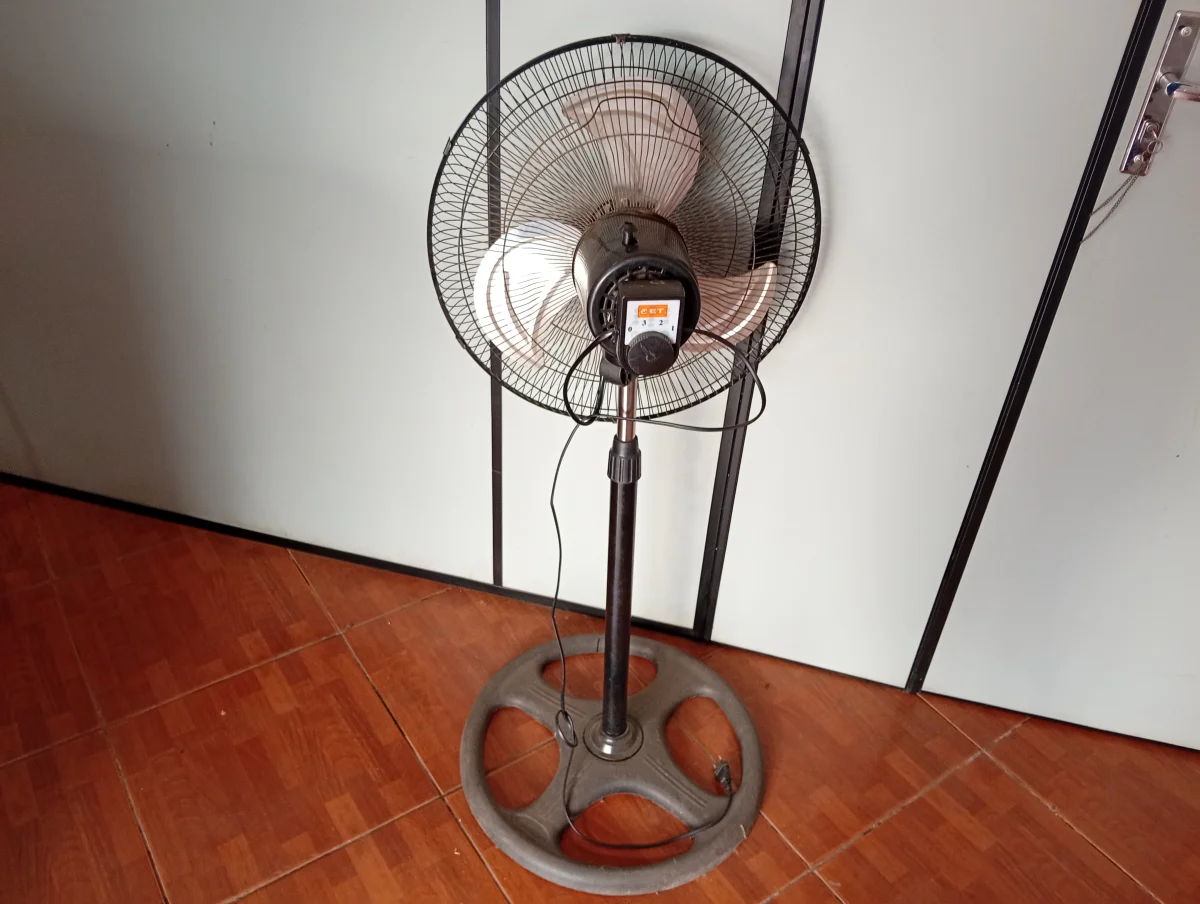 Foto 3 de Ventilador 3 Velocidades Marca Cet Modelo No Tiene Usado Con Desgaste Acc No Tiene