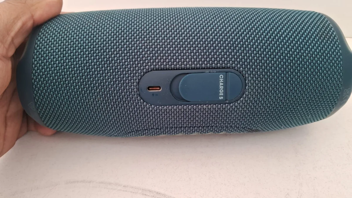 Foto 3 de Speaker Potencia Watts 30 Marca Jbl Sin Control Modelo Charge 5 Usado En Buen Estado Con Caja Acc No Tiene