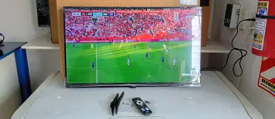 Televisor Led Smart De 32 '' Marca Jam Modelo Gtm5ultra-32gfsa Con Control Usado En Buen Estado Acc 2 Patitas De Pedestal Tornillos Cable Power Fijo