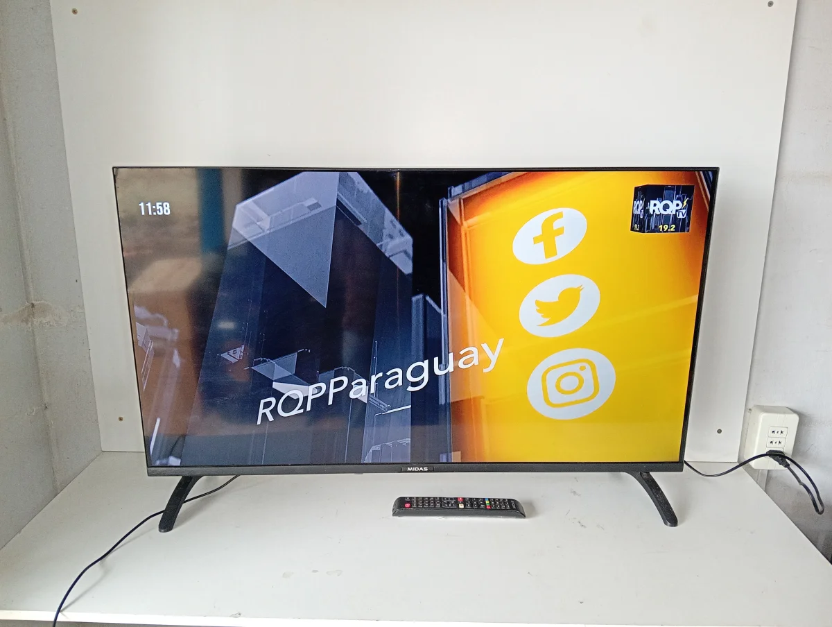 Foto 2 de Televisor Led Smart De 42 '' Marca Midas Modelo Md-Smtv42a Con Control Usado En Buen Estado Acc No Tiene
