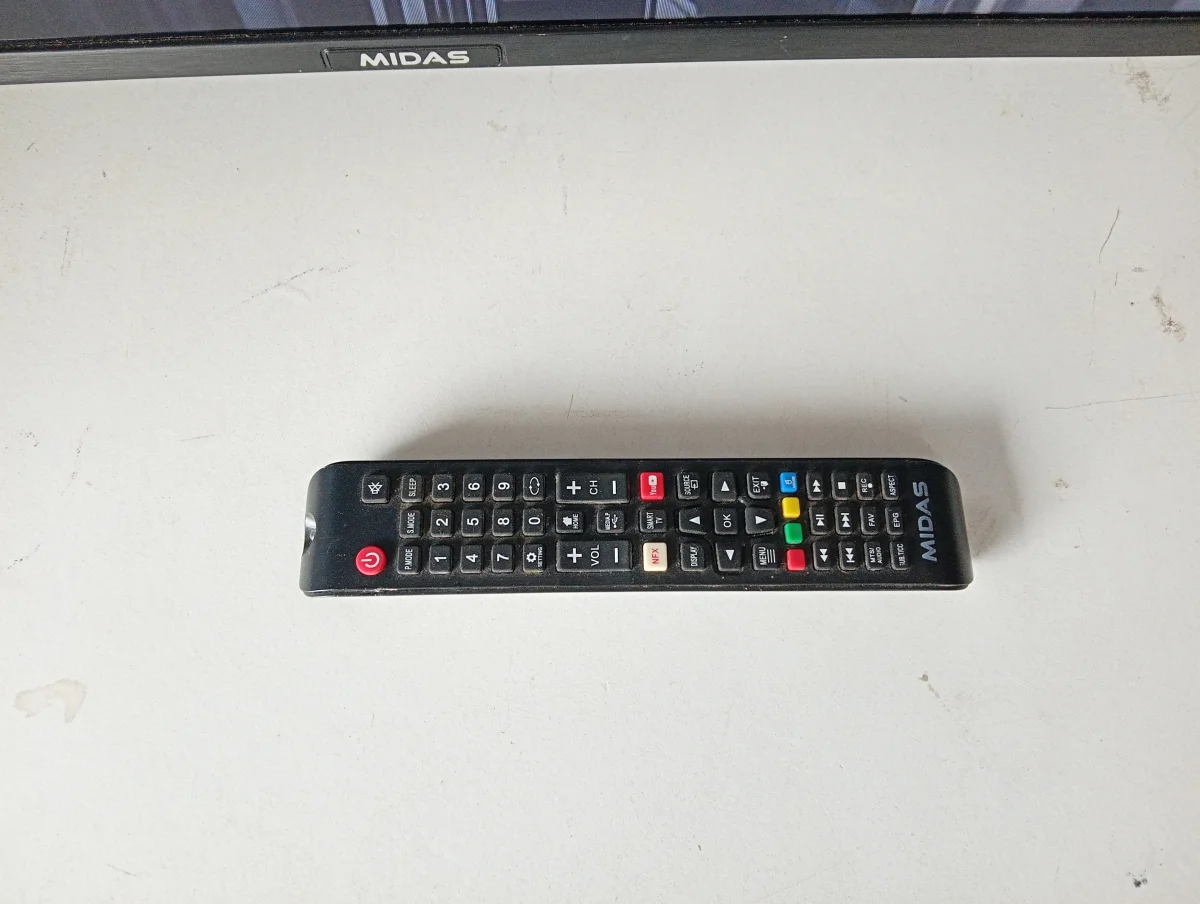 Foto 3 de Televisor Led Smart De 42 '' Marca Midas Modelo Md-Smtv42a Con Control Usado En Buen Estado Acc No Tiene