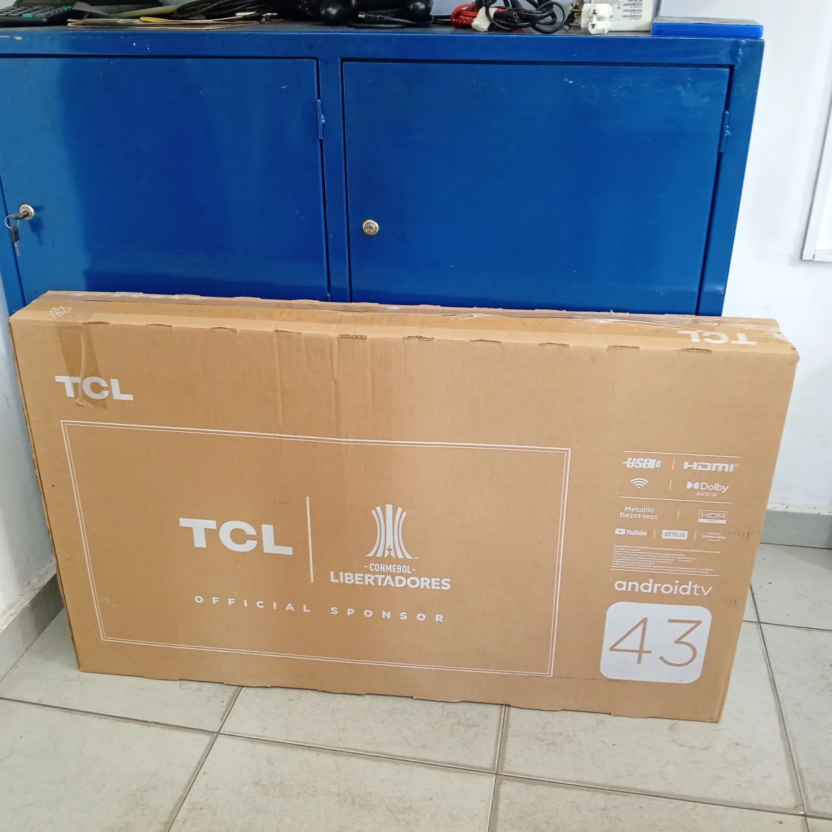 Foto 3 de Televisor Led Smart De 43 '' Marca Tlc Modelo 43s4500a Con Control Usado En Buen Estado Acc Con 2 Patitas De Pedestal Con Tornillos