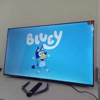 Televisor Led Smart De 43 '' Marca Tlc Modelo 43s4500a Con Control Usado En Buen Estado Acc Con 2 Patitas De Pedestal Con Tornillos