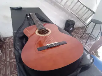 Guitarra Marca Susuki Modelo Usado En Buen Estado Acc 6 Cuerdas