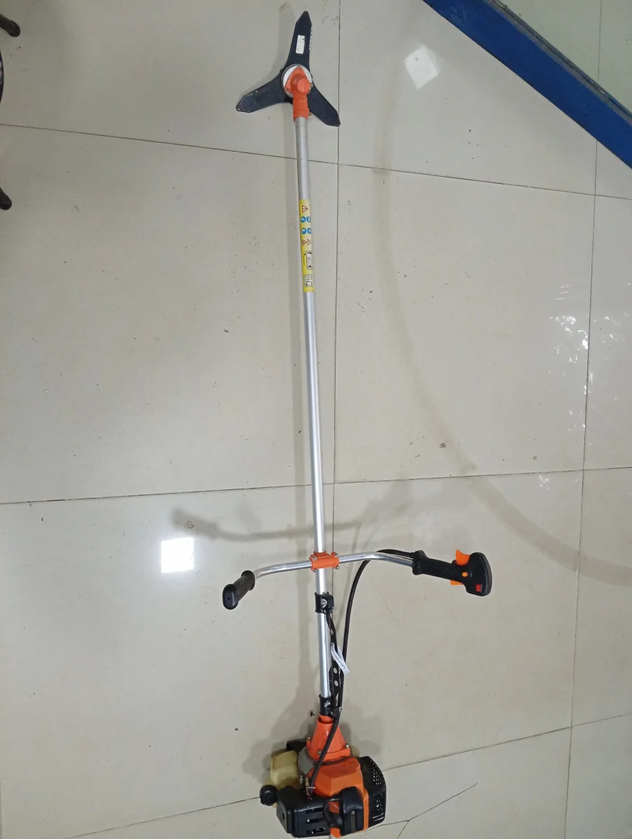 Desmalezadora Marca Husqvarna No Original Modelo 143r-Ii Usado Con Desgaste Original No Acc Cuchilla