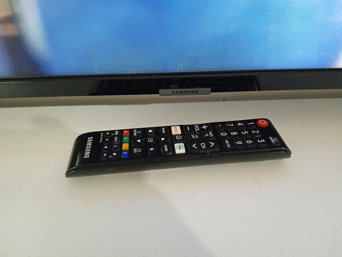 Foto 2 de Televisor Led Smart De 50 '' Marca Samsung Modelo Un50tu7090g Con Control Usado En Buen Estado Acc Cable Power