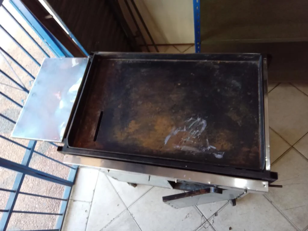 Foto 3 de Carrito Lomitero Marca No Tiene Modelo No Tiene Usado En Buen Estado Con Plancha De Casi 1 Metro Con 2 Quemadores A Uno Le Falta Su Plastico Para Abrir Acc Rueditas