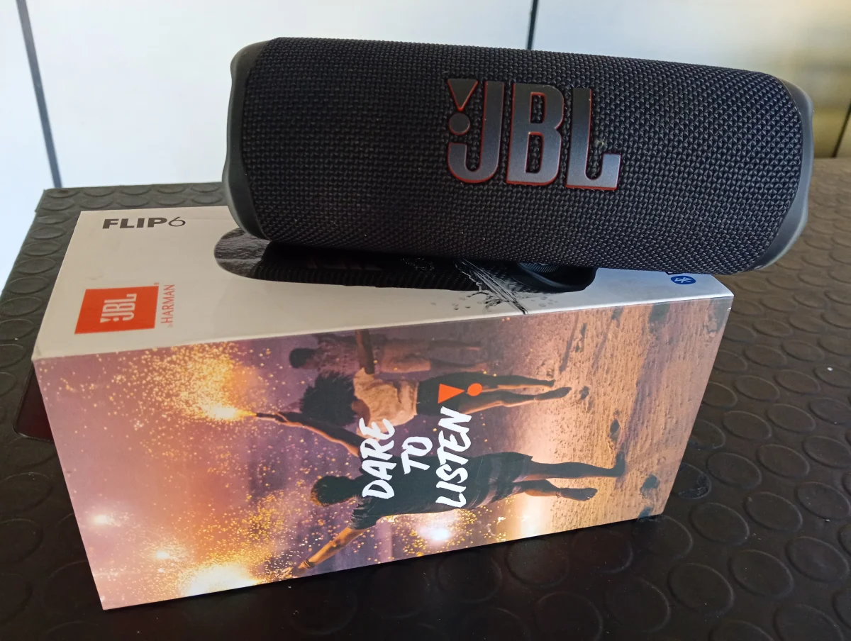 Foto 2 de Speaker Potencia Watts No Tiene Marca Jbl Sin Control Modelo Flip 6 Con Caja Acc Usb Cargador