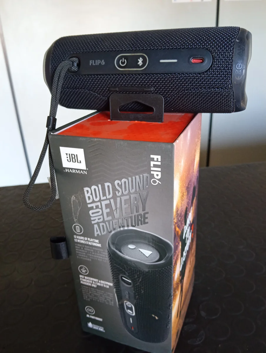 Foto 3 de Speaker Potencia Watts No Tiene Marca Jbl Sin Control Modelo Flip 6 Con Caja Acc Usb Cargador