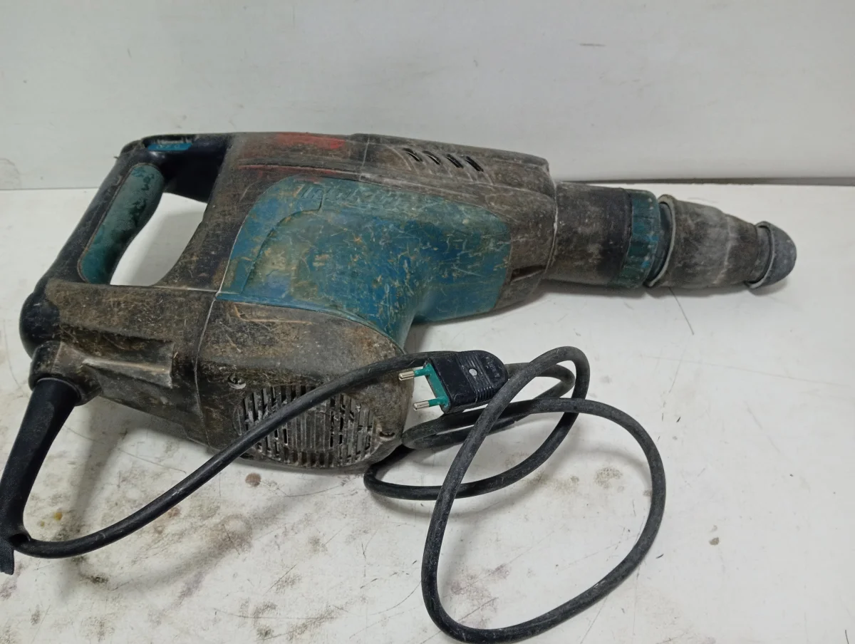 Foto 2 de Rotomartillo Marca Makita. Modelo Hm12030c Usado Con Desgaste Con 1 Mecha Acc No Tiene