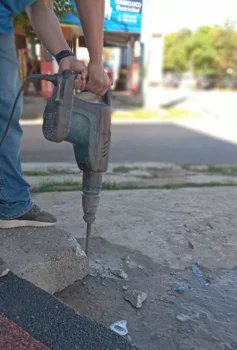Foto 3 de Rotomartillo Marca Makita. Modelo Hm12030c Usado Con Desgaste Con 1 Mecha Acc No Tiene