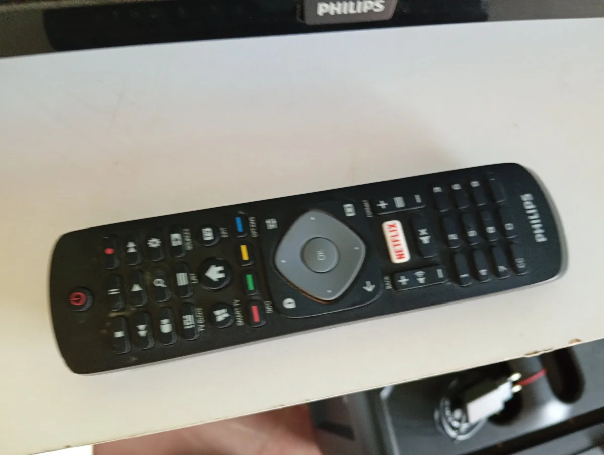 Foto 2 de Televisor Led Smart De 32 '' Marca Philips Modelo 32phd Con Control Usado En Buen Estado Acc Patitas