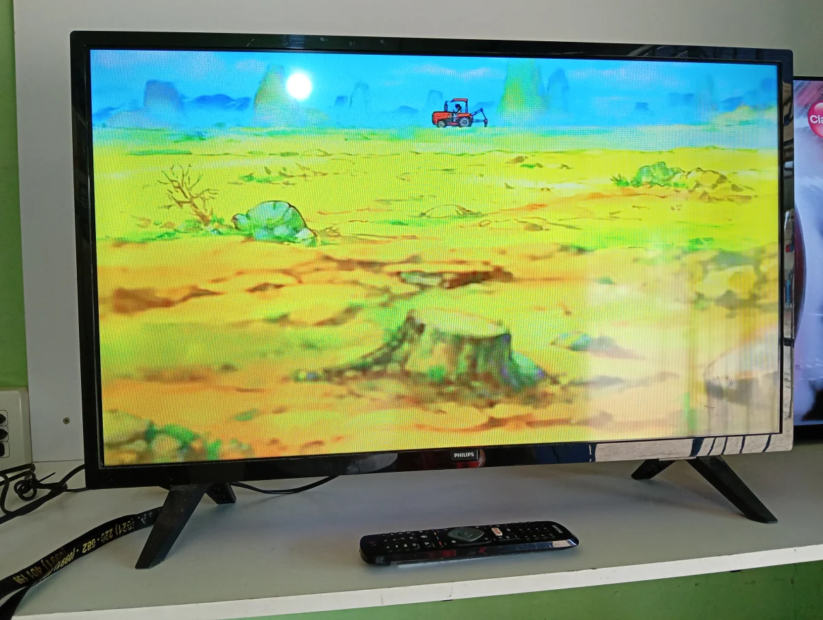 Foto 3 de Televisor Led Smart De 32 '' Marca Philips Modelo 32phd Con Control Usado En Buen Estado Acc Patitas